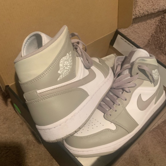 Air Jordans Mids.Beautiful size 9 just an awesome sneaker.👟Like new & authentic - Picture 3 of 13